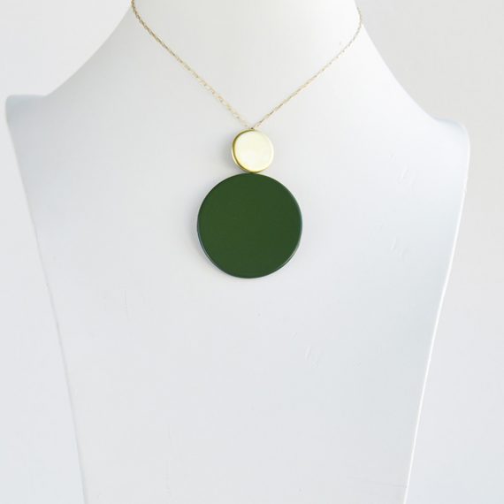 BE BOLD OVER BY IRIS APFEL Disque Vert Mousse Short Pendant